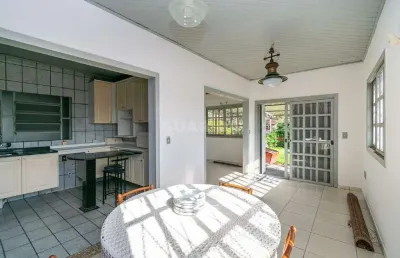 Casa residencial de 3 dormitórios e 2 vagas de garagem no bairro cristal