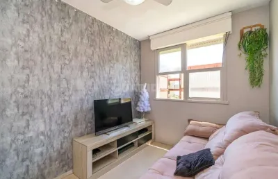 Apartamento semimobiliado de 2 dormitórios no bairro cristal.