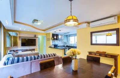 Apartamento mobiliado de 3 dormitórios, sendo 1 suíte no bairro menino deus.