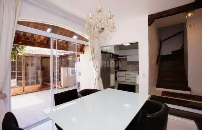 Casa em condomínio mobiliada no bairro cristal, com 3 dormitórios e 2 vagas de garagem!