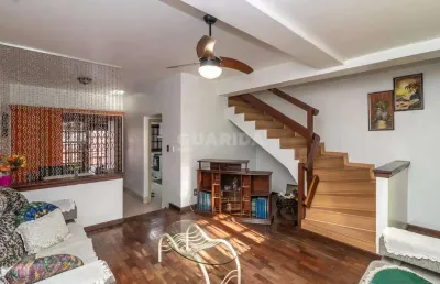 Casa em condomínio fechado, com 2 dormitórios, no bairro cavalhada!