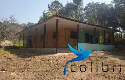Chácara urbana ao lado da rodovia medindo 3600m² com casa e rio.