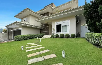 Encante-se com esta excepcional casa no bairro da velha