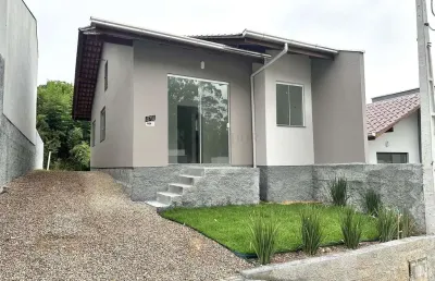 Casa com passagem lateral e 2 dormitórios à venda no bairro warnow em indaial-sc