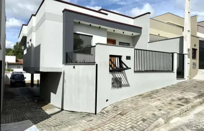Casa à venda com 3 dormitórios (1 suíte) e amplo espaço de terreno bem próximo d