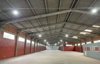 Galpão com 1.900 m2, com docas e pátio de manobra em região industrial, disponív