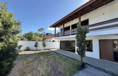 Casa com aprox. 500 m2 em região nobre, com terreno de 1.730 m2 no bairro dos es