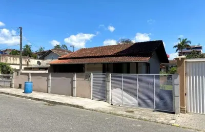 Casa à venda com terreno de 705 m2 e área edificada de aprox. 270 m2 no bairro d