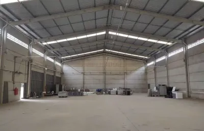 Galpão na via expressa – 1.035 m² com mezanino, estacionamento.