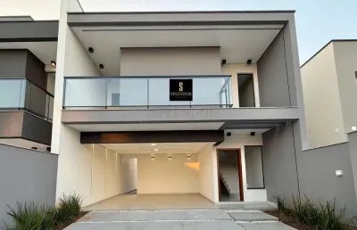 Casa à venda com 3 dormitórios (1 suíte e 2 demi), amplo espaço de quintal e gar
