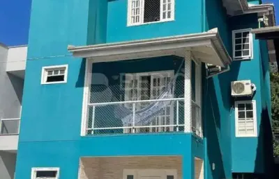 Casa a venda condomínio fechado recanto dos pássaros camboriú