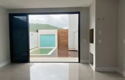 Sobrado com 03 suítes e 170m² no bairro são francisco em camboriú