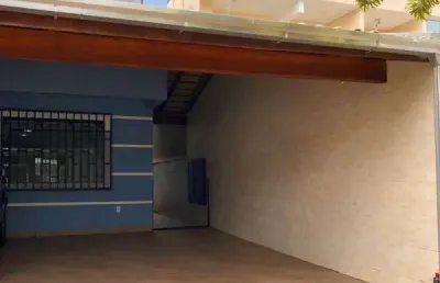 Amplo sobrado 105m², 01 suíte + 02 dormitórios pronto para morar no centro!