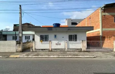 Ampla casa com terreno a venda no bairro dos municípios,
