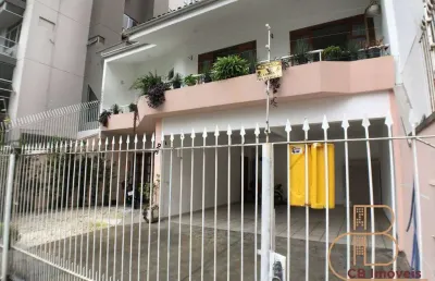 Ampla casa com 05 dormitórios no centro de baln. camboriú