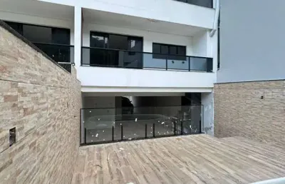 Elegância e conforto: triplex de alto padrão com 324m², piscina privativa.