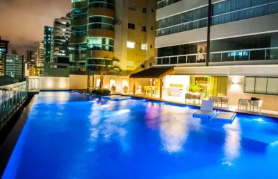 Imóvel novo, de alto padrão, com 2 ou 3 dormitórios, completa área de lazer e localizado na quadra do mar!