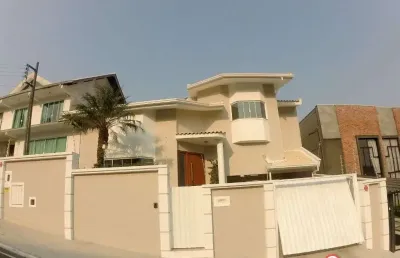 Casa com 3 dormitórios para alugar, 304 m² por r$ 30.000,00/mês - ariribá - baln