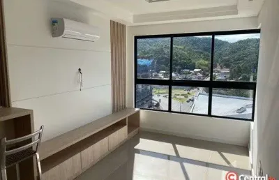 Apartamento semimobiliado com 2 quartos, sendo 1 suíte no centro de balneário ca
