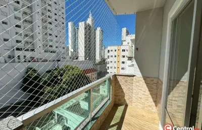 Locação anual: apartamento com 2 quartos, sacada e vaga de garagem