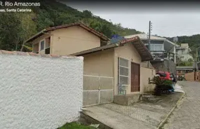 Casa 2 quartos para venda no bairro zimbros em bombinhas