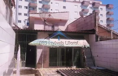 Sobrado à 100m da praia com piscina e churrasqueira