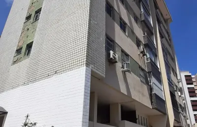 Apartamento no meireles á 03 quarteirões da praia, c/ sala, varanda, 03 quartos ( 01 suíte ) closed, cozinha, área de serviço, despensa, dce, armários , piso no porcelanato e 01 vaga.