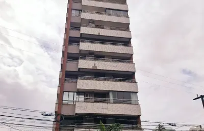 Apartamento á três quarteirões da praia, andar alto, nascente, c/ sala, varandão, 02 quartos (01 suite) cozinha, área de serviço, armários, porteira fechada e 01  vaga.