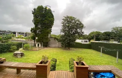Venha conhecer esta incrível casa em condomínio fechado, edificado em um amplo terreno de 800 m², localizado na orla do cacupé, a apenas alguns metros da praia.