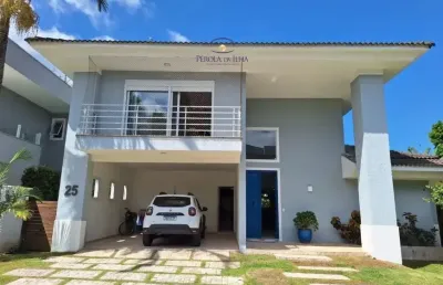 Descubra o equilíbrio perfeito entre sofisticação e conforto nesta casa contemporânea de 285m², com 3 quartos, 3 suítes, 5 banheiros e 2 vagas de garagem.