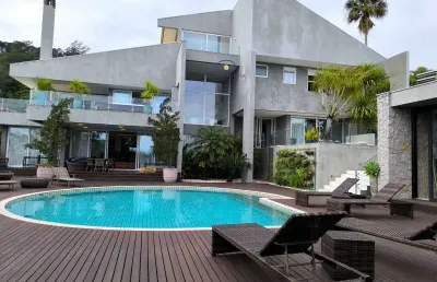 Imponente residência em condomínio de alto padrão em cacupé, florianópolis-sc: 4 quartos, 4 suítes, 3 salas, 4 vagas, 670m².