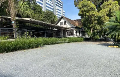 Casa comercial no centro com 300m² de área útil, 07 salas e amplo terreno para estacionamento.