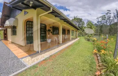 Sítio com 9.517,00m² de área, com casa de alvenaria, no bairro fidélis em blumenau!