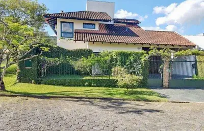 Casa no bairro vorstadt.o imóvel possuí 372,50m² distribuídos em 3 suítes com sacada, sendo uma suíte com closet, sala com lareira...