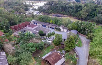Terreno com 5.550m2, hoje funciona um motel com área construída de 1.364m2.