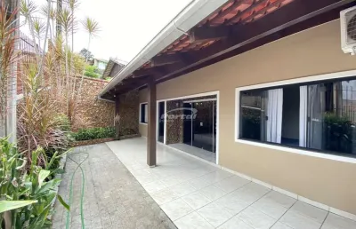 Casa no testo salto, com amplo terreno, cômodos amplos, com área de festas espaço e estrutura para piscina.