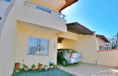 Sobrado com 3 dormitórios sendo 1 suíte, sala ampla, cozinha separada e edícula nos fundos com área de serviço e churrasqueira, localizado bairro jardim icarai em barra velha, distancia do mar 1,4km..