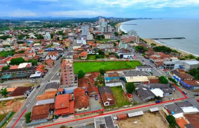 Terreno excelente localizado no centro de balneário piçarras. excelente para quem deseja investir em construção civil, viabilidade para ate 25 pavimentos. distância do mar: 150 metros. área total do t