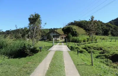 Belíssimo sítio em pomerode, vale do selke com área de 93.685 metros quadrados, com casa de alvenaria e rancho, 2 lagoas, área de pastagem .