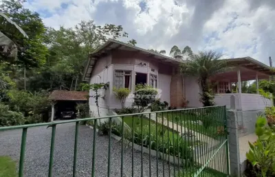 Pequeno sitio com 9.583,08m² no bairro testo salto, ribeirão schelter. natureza, exuberante com com uma linda casa de madeira ,contendo 3 dormitórios, sala cozinha, dois banheiros, churrasqueira, gara