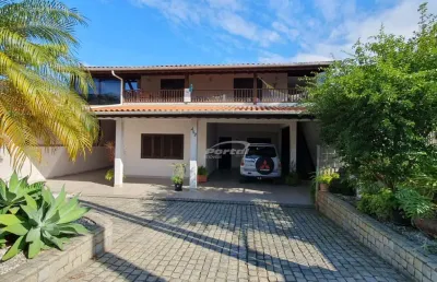 Casa ampla, 5 dormitórios sendo 3 suítes e 4 vagas - 800m do mar - centro de penha sc