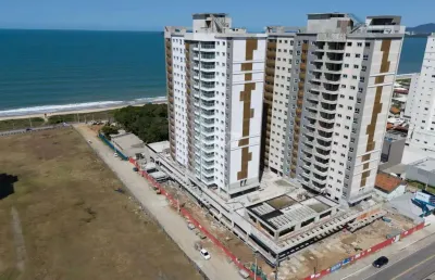 Apartamento frente mar com 3 dormitórios, sendo 1 suíte, com ampla área de lazer, no bairro itacolomi em baln. piçarras! (cód. 12410)
