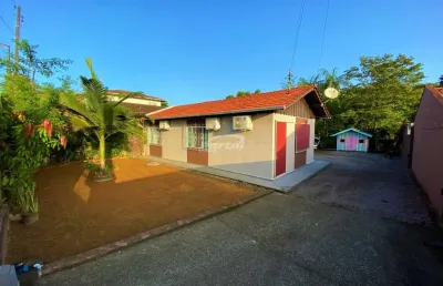 Residência apta a financiamento bancário, com amplo terreno na água verde em blumenau.