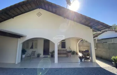Casa no bairro itoupava central. o imóvel possuí 152,00m² distribuídos em 3 quartos, sala, cozinha, banheiros, lavação, e vagas de garagem, ótima área de festas com churrasqueira, fogão a lenha e forn