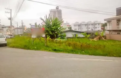 Terreno com 325m² para fins comerciais no centro de balneário piçarras/sc (cód. 13536)