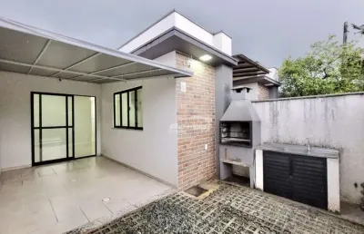 Casa semi mobiliada com 2 dormitórios, sendo 1 suíte, no bairro itacolomi em balneário piçarras/sc (cód. 14268)