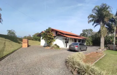 Maravilhoso local residêncial, ou para sua empresa , terreno com 7.015,00m, na natureza exuberante do bairro badenfurt , rua heinrich hemmer. casa contendo três dormitórios, sendo um suíte. duas vagas