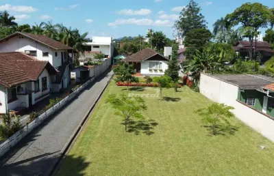 Itoupava seca amplo terreno com 1.589,41 m² casa com 240m² com 4 dormitórios sendo duas suítes.