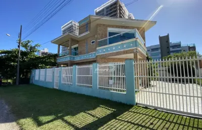 Casa alto padrão com 3 quartos, sendo 1 suíte a menos de 100 metros do mar!