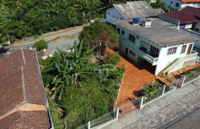 Excelente casa no bairro fortaleza. são 241,30 m² privativos em um terreno de 592,60 m² sendo 29,33 metros de frente